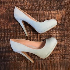 Beautiful faux suede light blue pumps