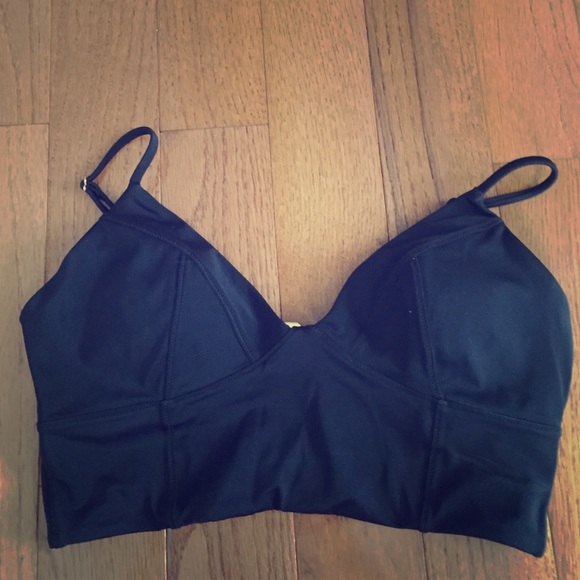 "Crop top" style bikini top