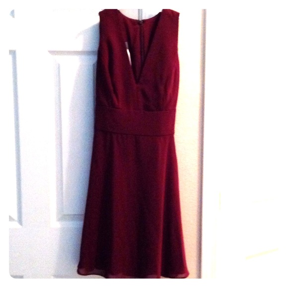 Burgundy v-neck dress with tie in the back.