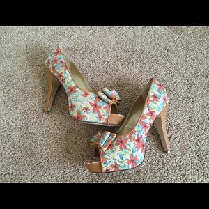🎀 Floral peep-toe heels 🎀