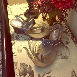 Style&co wedge sandals with toe ring loop