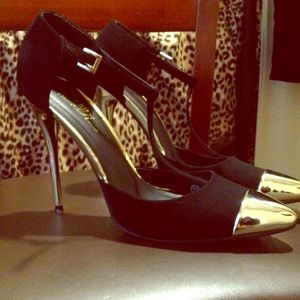 Closed told ankle strap heels