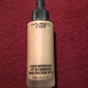 MAC Studio Waterweight NW20