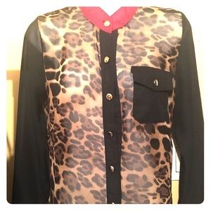 Beautiful cheetah button down blouse ❤️