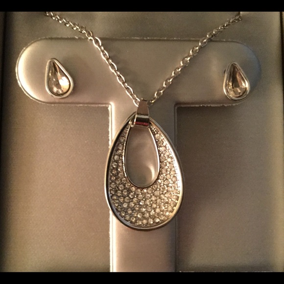 NEW Lovely Bling Bling Necklace and Post Earrings