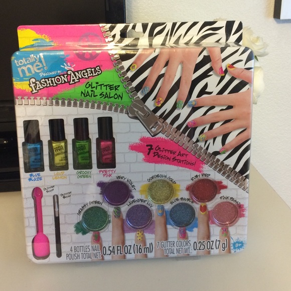 Totally me! Glitter nail salon