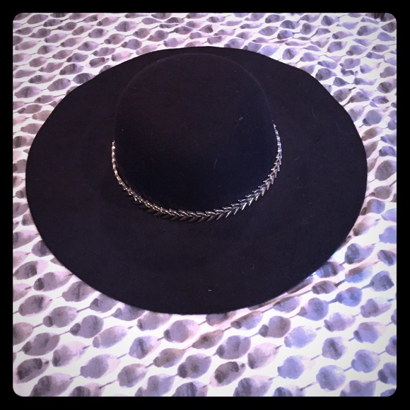 Wide brimmed felt hat