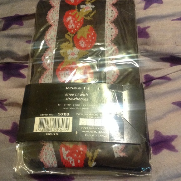 Knee with Strawberries 💋😍 - Picture 2 of 2