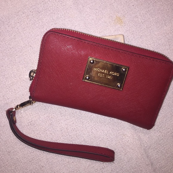 RED MICHAEL KORS LEATHER WRISTLET