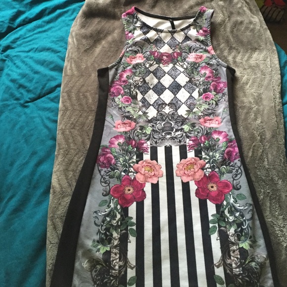 Fitted mini Dress with cute print!