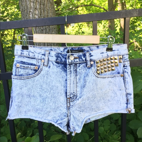 Acid rinsed denim shorts with décor