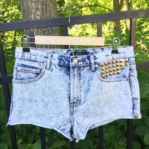 Acid rinsed denim shorts with décor