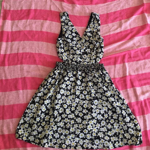 CUTE FLORAL SUN DRESS.