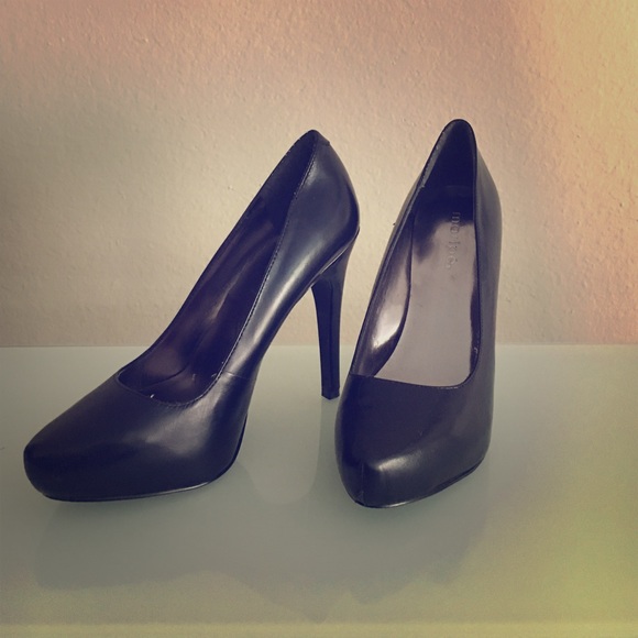 Black pump with 4" heel