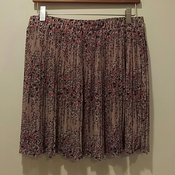 Forever 21 Pleated Floral Skirt - Picture 1 of 2
