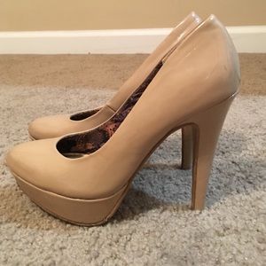 Nude pumps