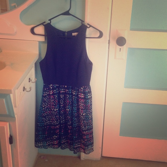 Cute blue dress with patterns - Picture 1 of 2
