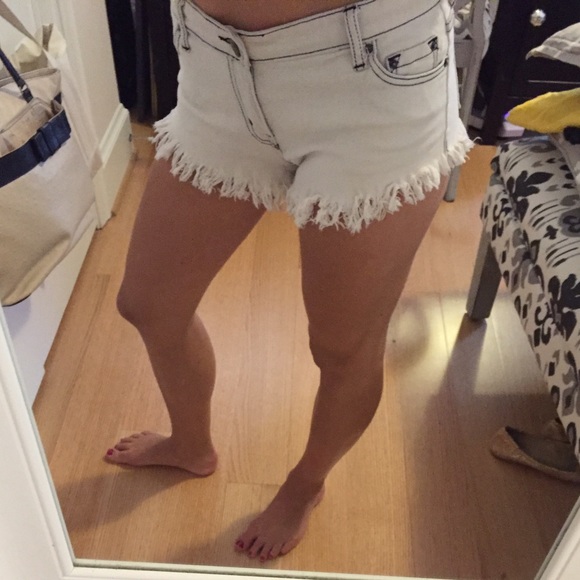 🚫🚫SOLD BDG cream denim shorts size 26