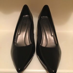 Women's black pointed shoes