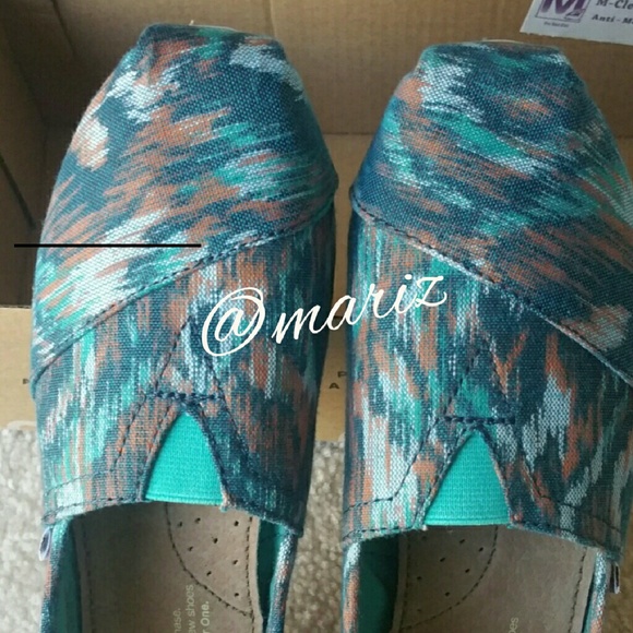 NEW TOMS shoes - Picture 2 of 3