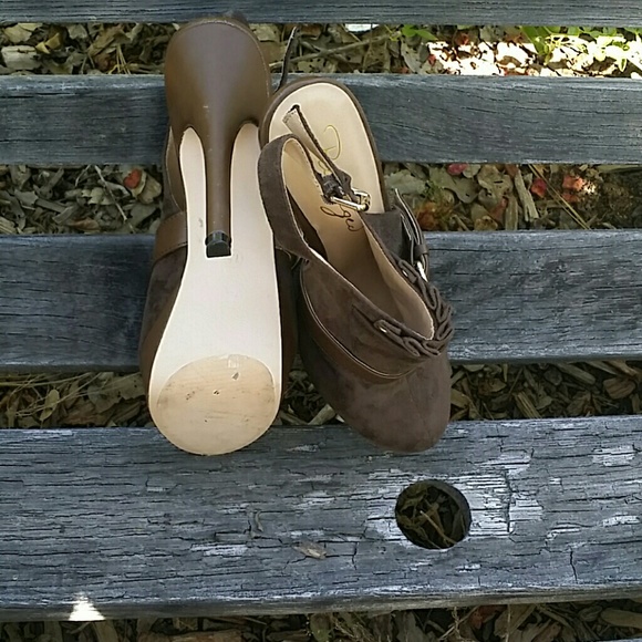Shoe's - Picture 2 of 4