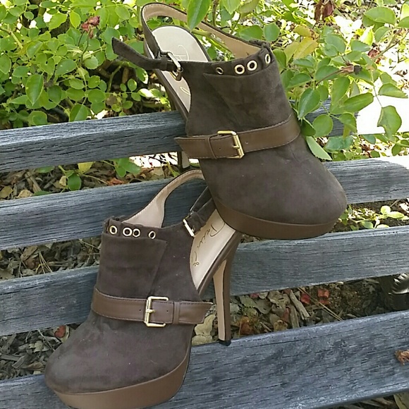 Shoe's - Picture 3 of 4