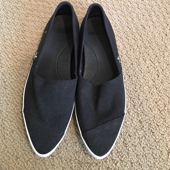 sanuk flats