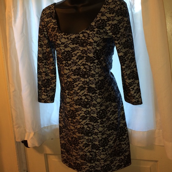 Backless dress - Picture 2 of 3