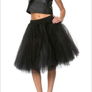 Black midi tulle skirt. S/M