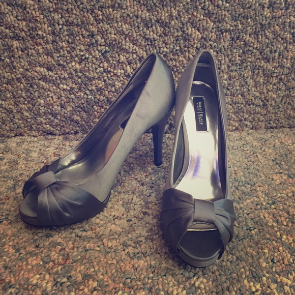 ❗️SALE❗️White House Black Market Grey/Silver Heel