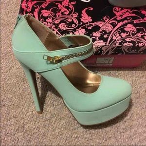 Brand new mint green pumps