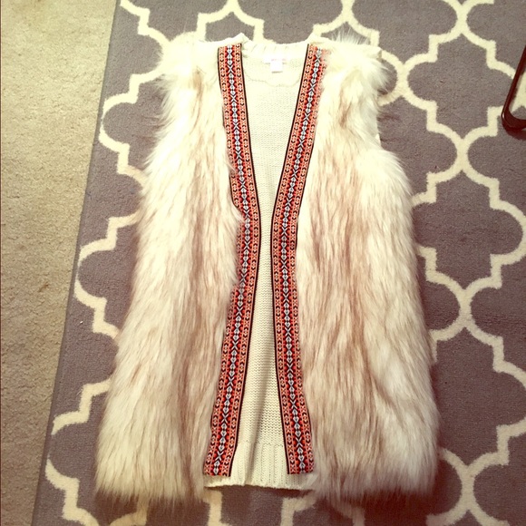 Tops - Beautiful fur vest with detail