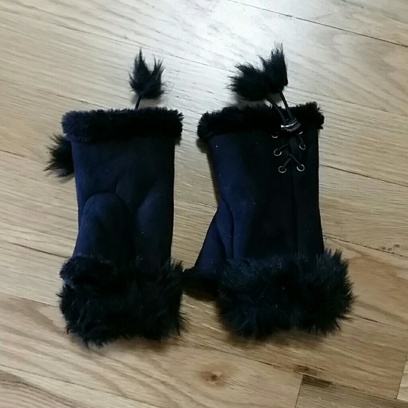 Black fingerless gloves