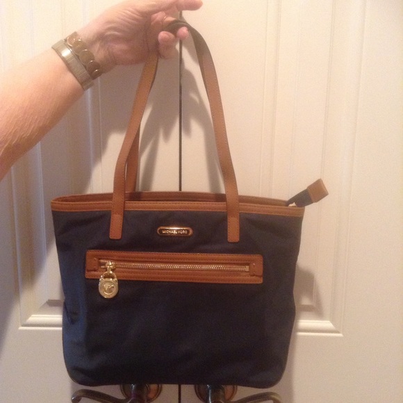 Michael Kors Handbags - AUTH Michael Kors Kempton Nylon Tote