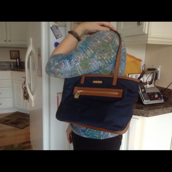 AUTH Michael Kors Kempton Nylon Tote - Picture 5 of 6