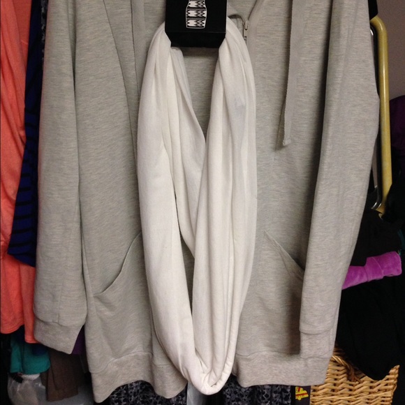 🆕🌥solid white loop scarf🌥🆕 - Picture 2 of 4