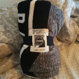 VICTORIA'S SECRET 100%POLYESTER BLANKET