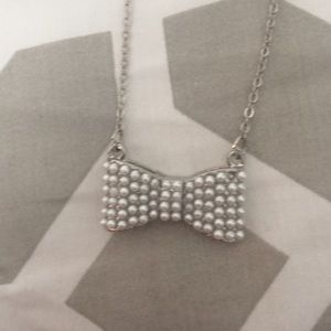 Pearl bow necklace