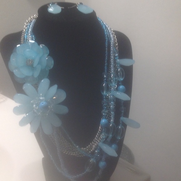 Simply beautiful blue floral necklace set