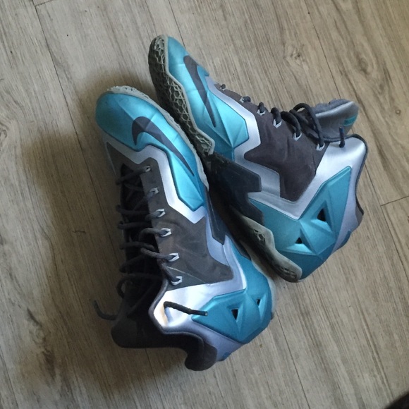 Lebrons size 10 - Picture 3 of 3