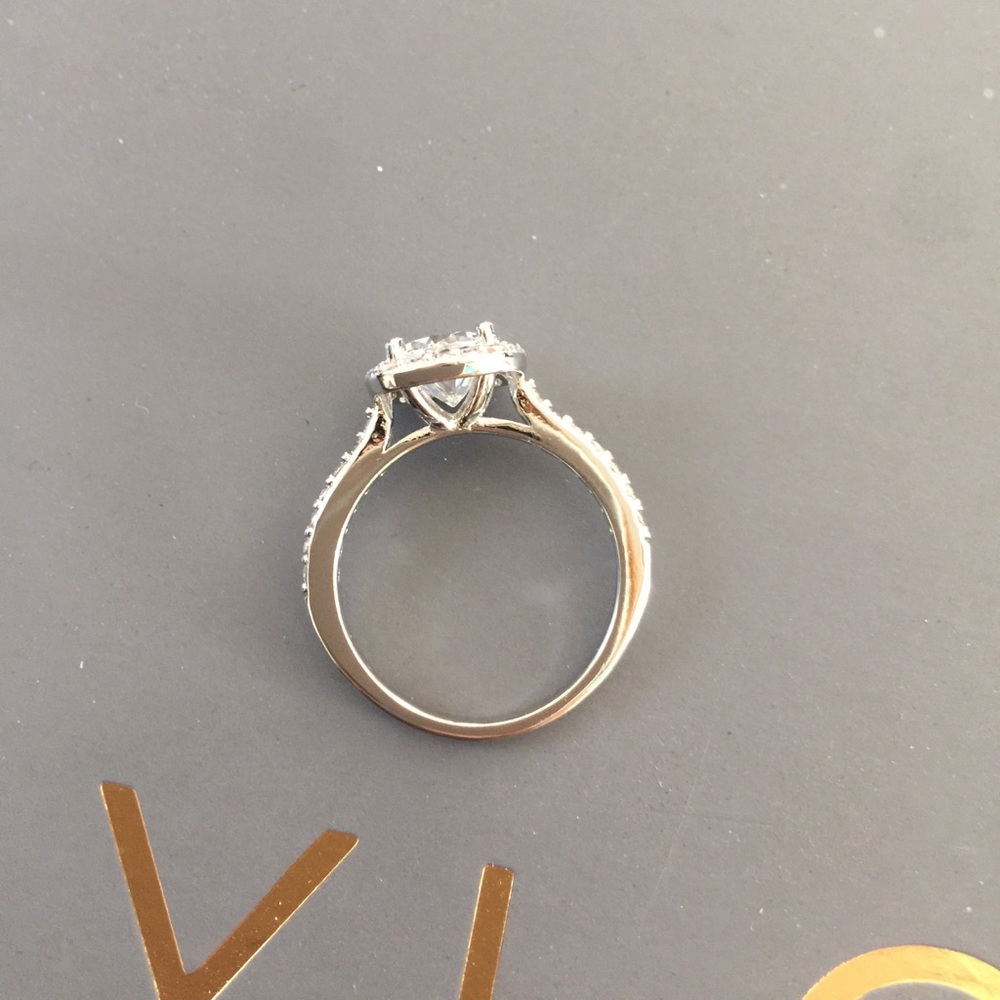 | New | Stunning engagement ring - Picture 7 of 7