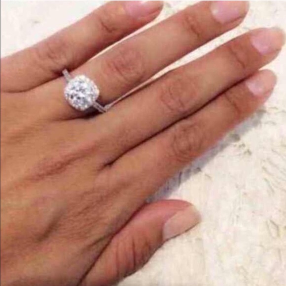 | New | Stunning engagement ring - Picture 3 of 7