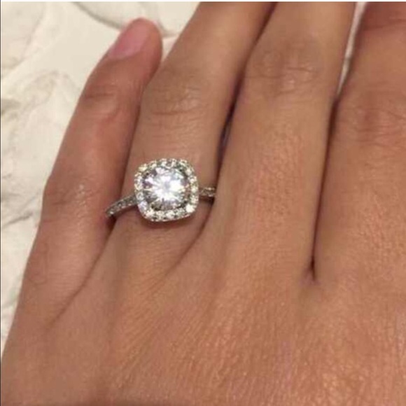 | New | Stunning engagement ring - Picture 2 of 7