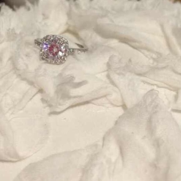 | New | Stunning engagement ring - Picture 5 of 7
