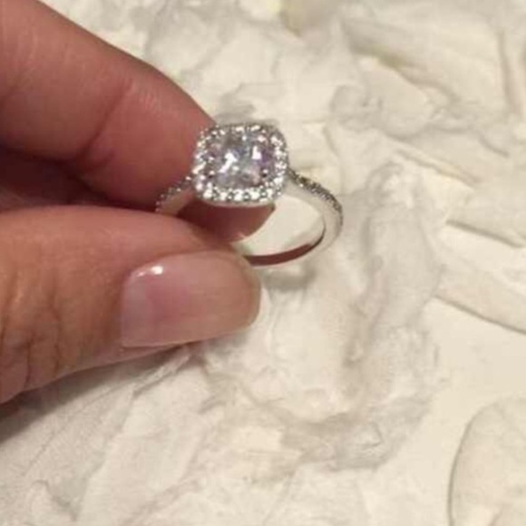 | New | Stunning engagement ring - Picture 6 of 7
