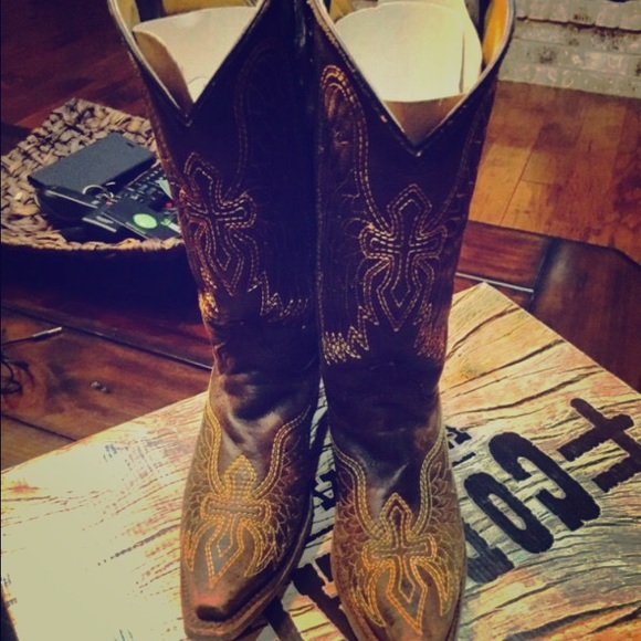 Size 5 Corral brown and gold wing cross boots