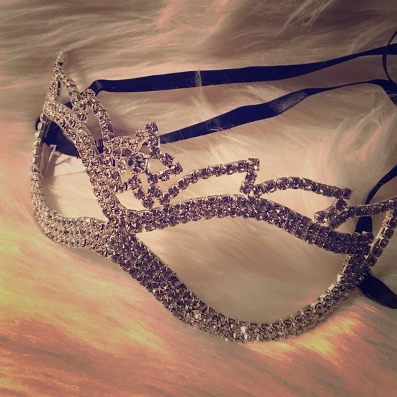 Cateye Clear Crystal and silver Mask - Picture 1 of 4