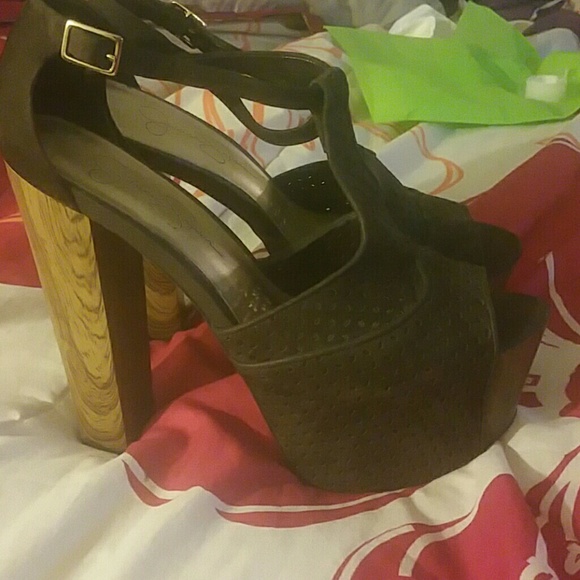 Beautiful platform heels by Jessica Simpson - Picture 2 of 4