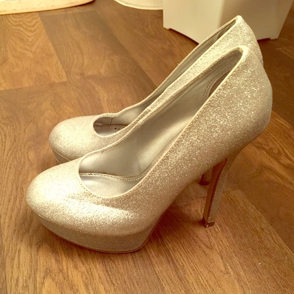 Gorgeous silver glitter stilettos!