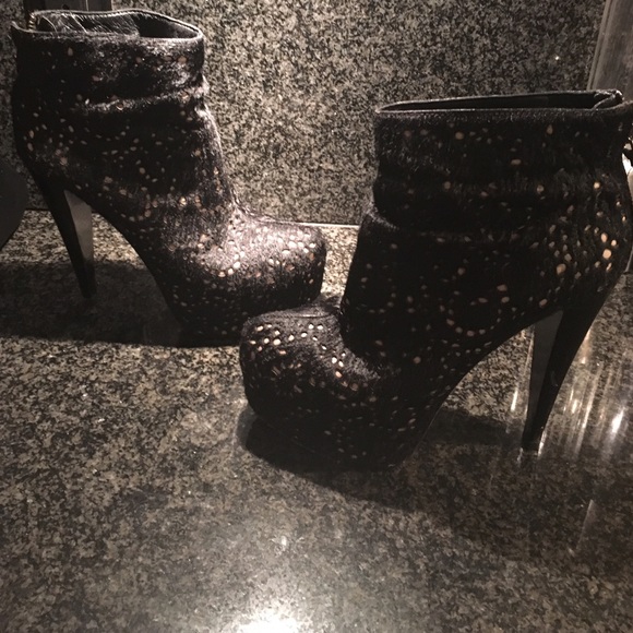 Sexy Alice and Olivia Black Paige Booties Size 9 - Picture 2 of 4